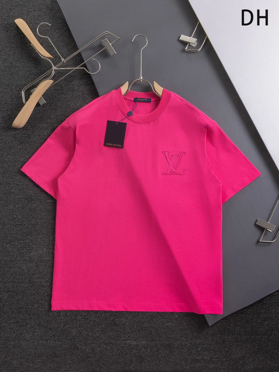🅿️190 Louis Vuitton 1V slightly wide version S-Xl 25SS LV new product counter catwalk style, three-dimensional plain letter embroidery on the chest🪡logo, large logo embroidery on the back🪡logo short-sleeved T-shirt, same style for men and women! Short-sleeves are not the same as the general public, but must be unique and eye-catching. This LV short-sleeves is all about quality, comfort, consistent style, fashion, including fabrics and cutting techniques, all of which have been made with great effort! 320 grams of washed pure cotton fabric, pure cotton is breathable, very refreshing and comfortable for daily wear. The rib knitting on the neckline is smooth and tight, and the neckline will not be skewed if you toss it at will. The loose version, you will find that it looks really good on the upper body. The overall is minimalist and neat, super versatile for daily use! Pair it casually with a pair of pants for a youthful look. A T-shirt will make your outfit crazy. It is a fashionable item that can never go wrong! Black, white, rose red Size: S-XL Size chart: S: Shoulder width 50 - Bust 54 - Clothing length 70 M: Shoulder width 52 - Bust 56.5 - Clothing length 72 L: Shoulder width 54 - Bust 59 - Clothing length 74 XL: Shoulder width 56 - Bust 61.5 - Clothing length 76